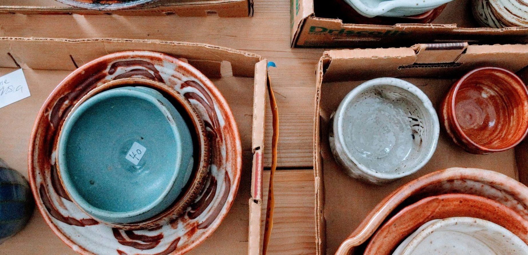 eine Gruppe von Schüsseln auf einem Regal