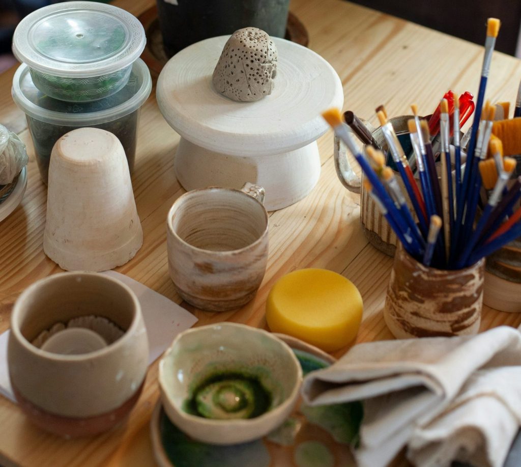 ein Holztisch, der mit vielen Bastelmaterialien bedeckt war