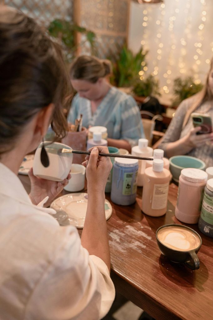 Spannender Töpferworkshop auf den Malediven mit Schwerpunkt auf Malerei und Kreativität im Umgang mit Künstlerbedarf.